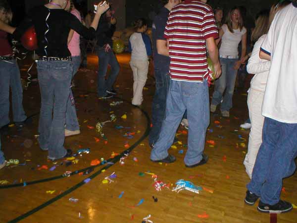 01 January 2005 - Balloons are being popped - HAPPY NEW YEAR